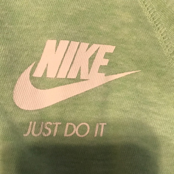 Nike light weight jacket - Picture 2 of 3